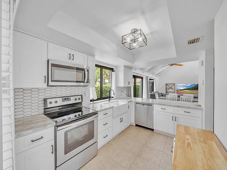 235 NW 15th St — Photo 2