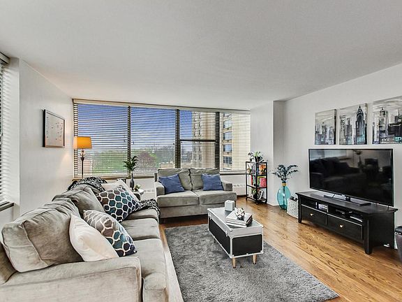3rd image of 360 W Wellington Ave APT 6E