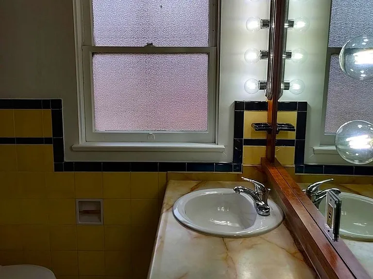 South Mission Hills/Midtown 2 Bed/2 Bath Downstairs Apartment — Photo 8