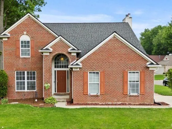 2248 Forest Hills Dr, Lake Orion, MI 48359