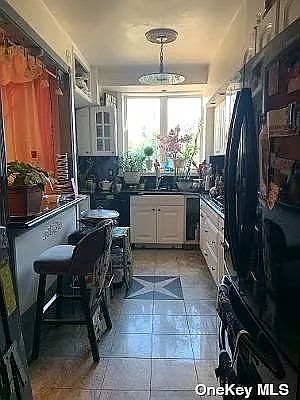 4th image of 25 E 43rd St