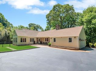 5 Smith Ln, Saint James, NY 11780