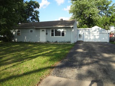 210 Caddy Ave, Carpentersville, IL, 60110