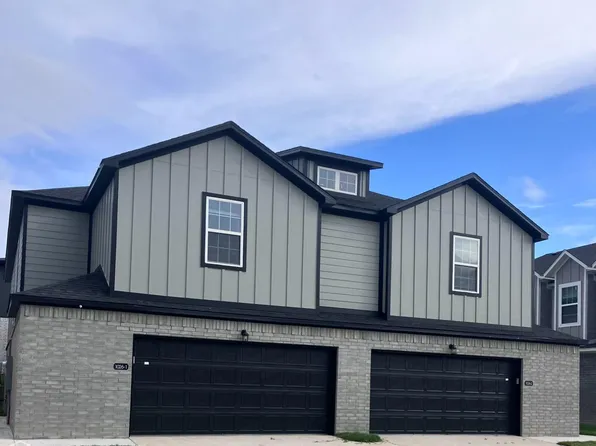 1026 S Benchmark Ln, Fayetteville, AR 72704