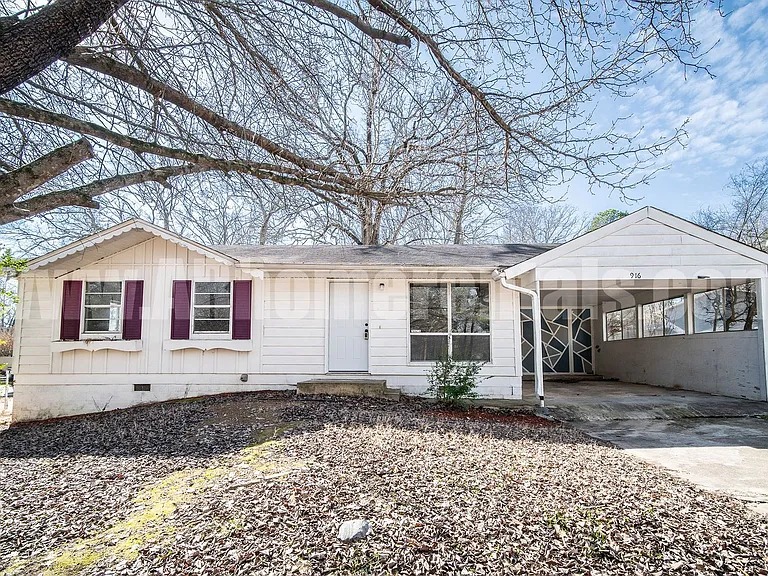 916 Desoto Pl — Photo 1