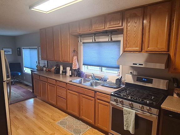 5th image of 410 E Lewis St