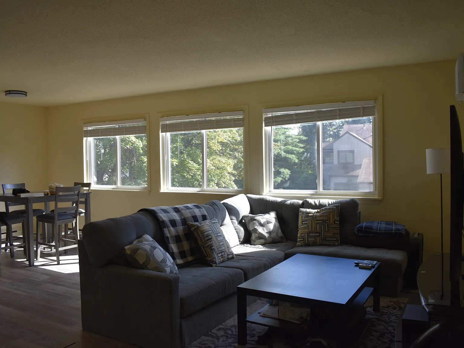 2 bed, 902 sqft, $2,000 — Photo 2