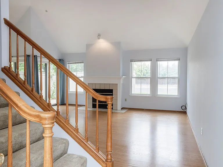 1055 Hull Ln — Photo 3