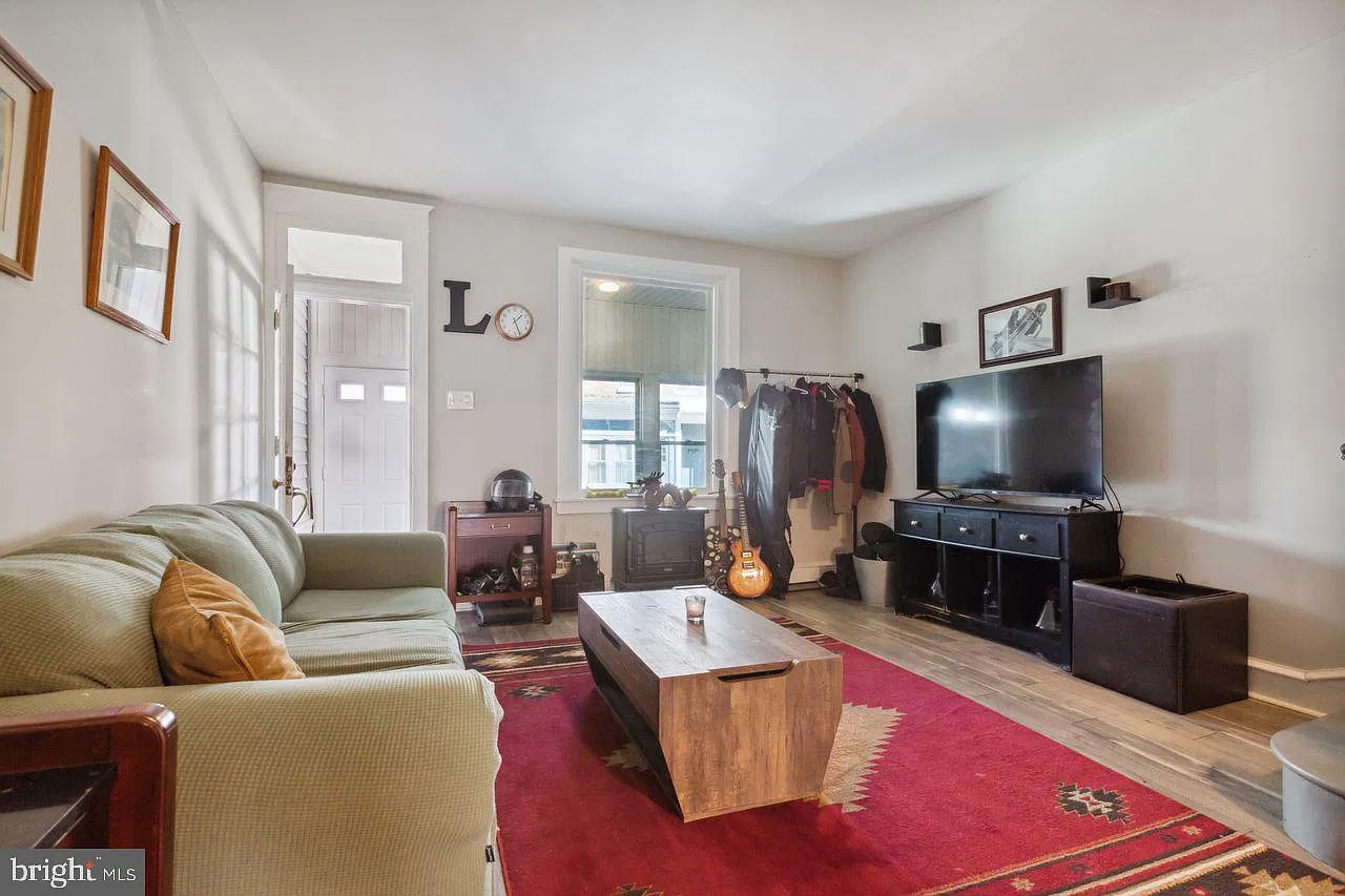 3 bed, 1.5 bath, 870 sqft, $1,700 — Photo 1
