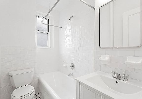 3rd image of 115 E 89th St APT 8D