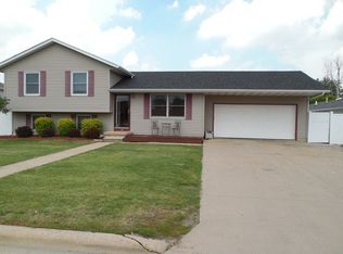 706 E McKinley Rd, Ottawa, IL 61350