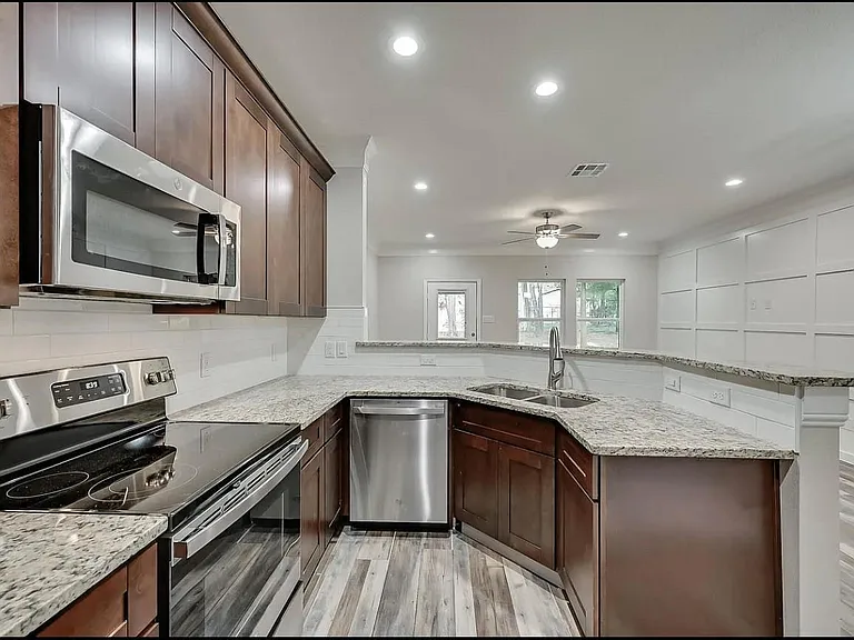 1707 Ash Crescent St — Photo 4