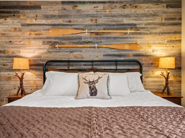 437 Notch Ln APT 5, Reeds Spring, MO 65737