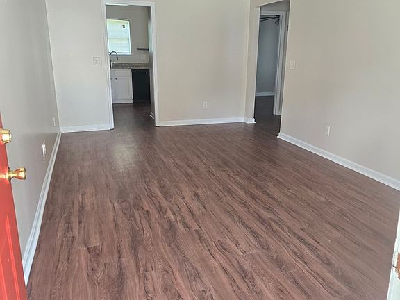 2nd image of 210-212 Woodcrest Circle Knls #210