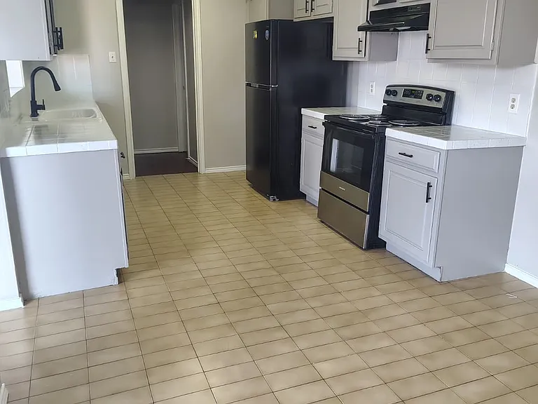 Huge kitchen dinning room, 1/2 Rm