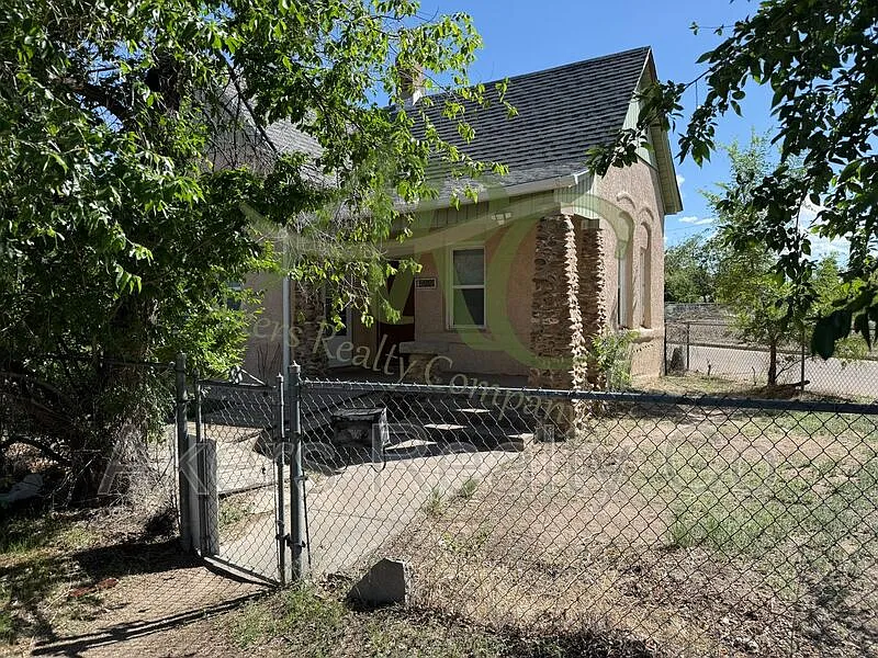 523 E Adams Ave