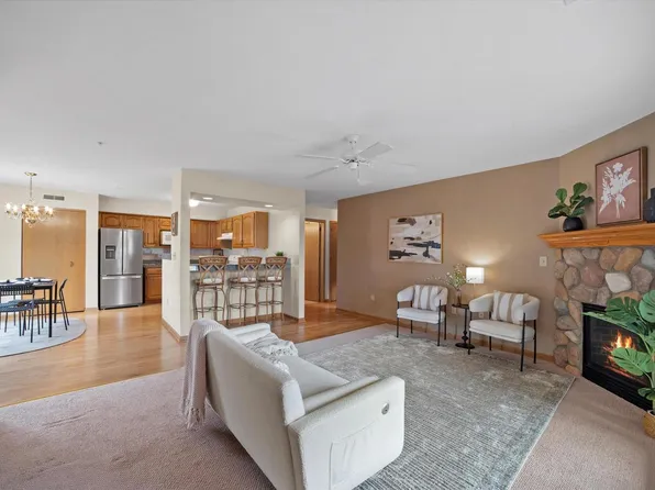 4907 West Maple Leaf CIRCLE, Greenfield, WI 53220