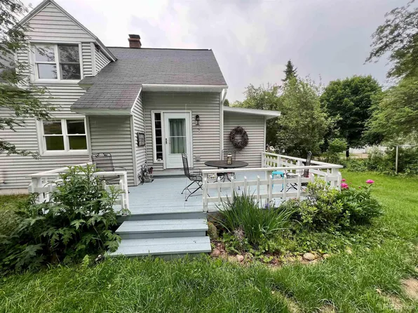 817 W Ross St, Iron River, MI 49935