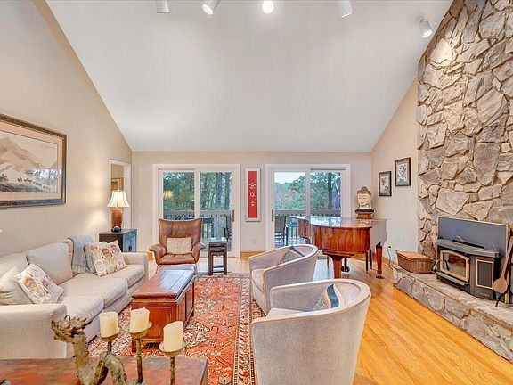 5th image of 119 Cathedral Oaks Ln