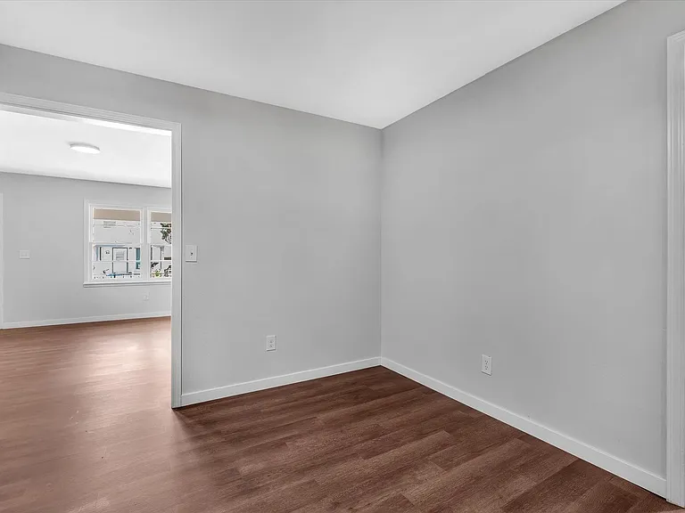 107 E Elm St — Photo 5
