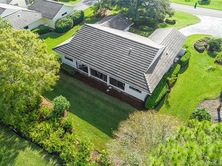 2108 NW Greenbriar Ln — Photo 4