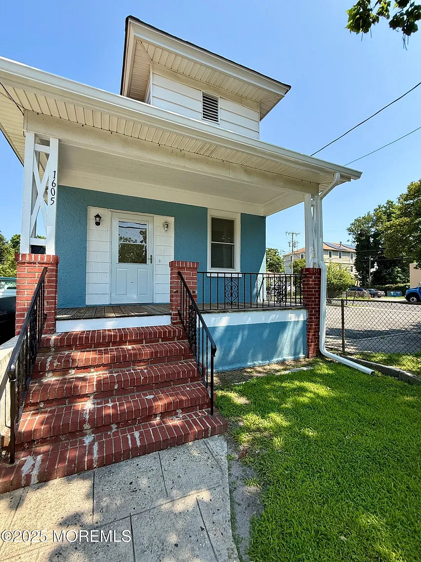 1605 W Lake Ave photo 1