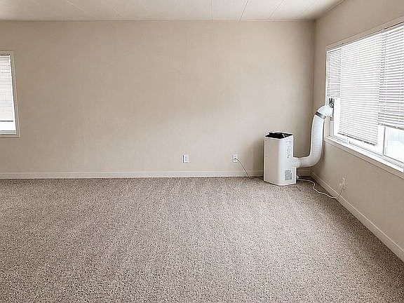 2nd image of 1372 Queens Ct