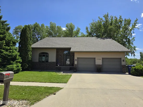 1708 10th Ave NE, Watertown, SD 57201