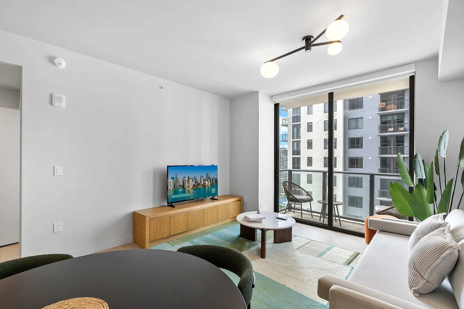 1 bed, 1.0 bath, 645 sqft, $2,241 — Photo 4