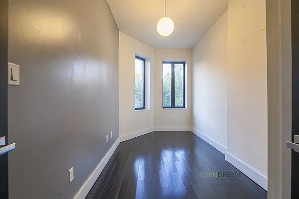 Rented by Evergreen Apartments BK | media 4