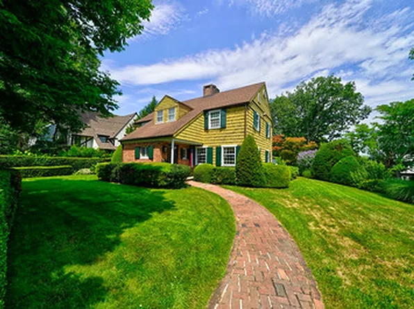 255 Manor Rd #1, Little Neck, NY 11363