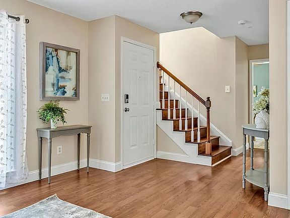3rd image of 716 Sanderson Dr