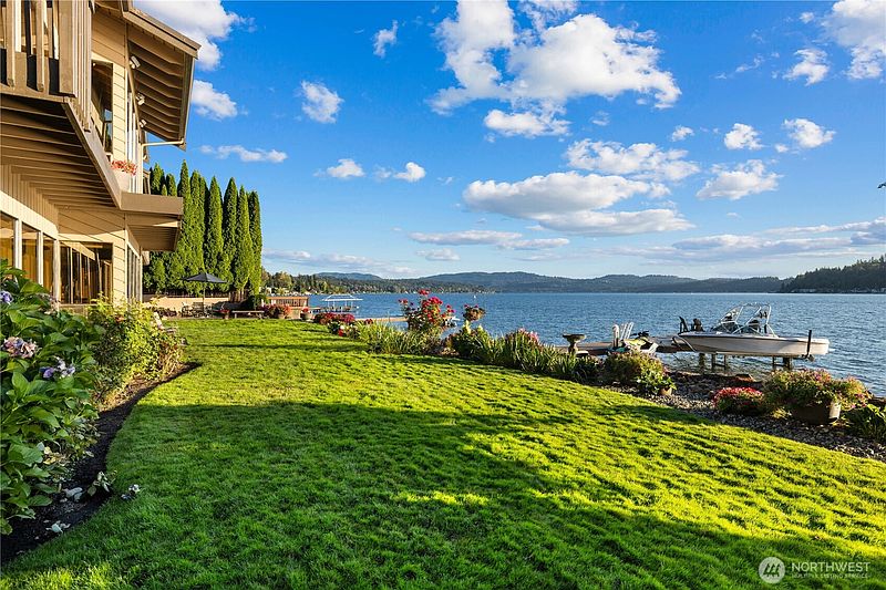 4th image of 2825 E Lake Sammamish Parkway NE