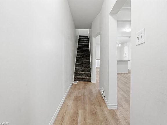 4th image of 39 Burlington St E