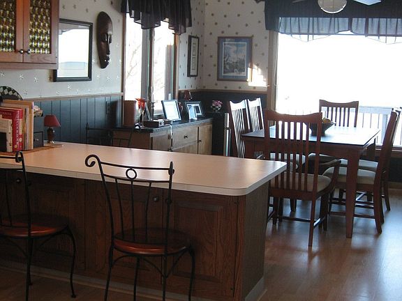 Kitchen - built-in island/eating area