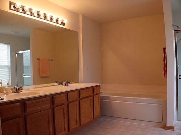 5th image of 11740 Glenn Cir