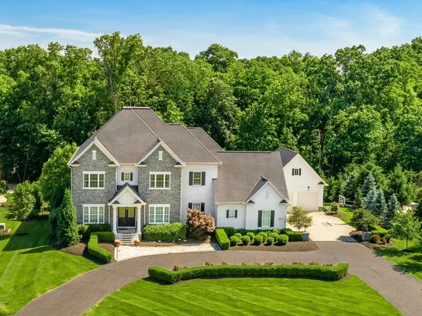 1985 Woodland Hall Dr, Delaware, OH 43015