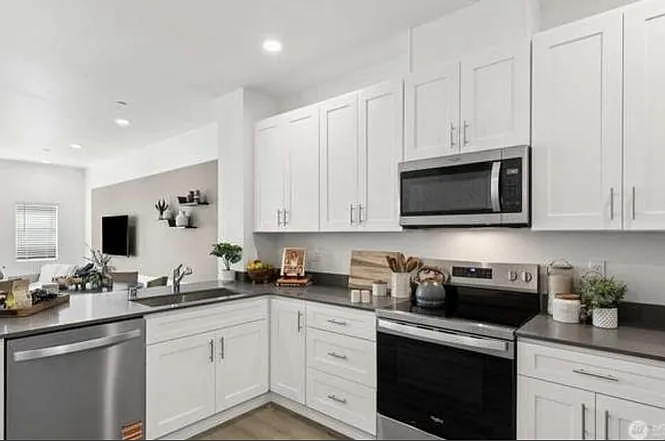 4 bed, 1867 sqft, $3,300 — Photo 2