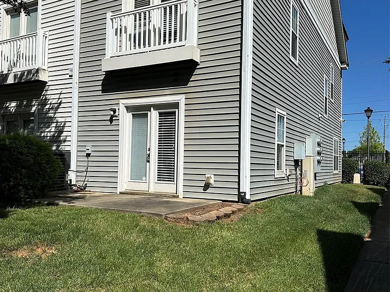 164 Parkwood Ave — Photo 2