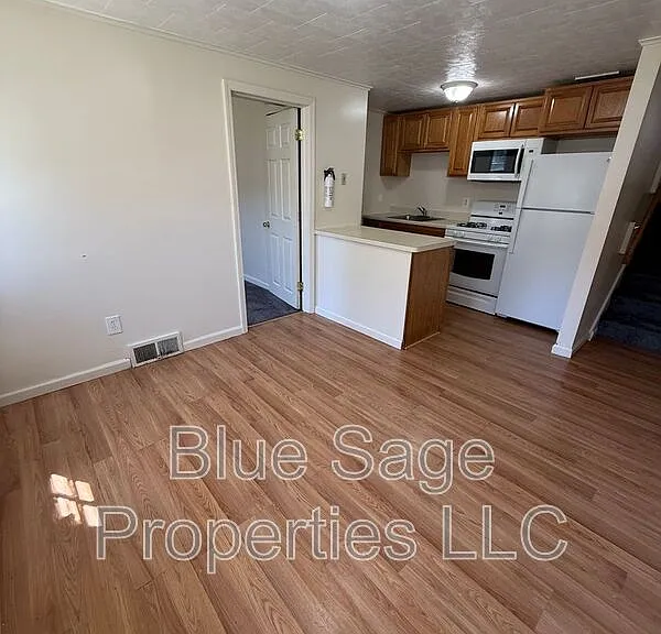 1427 Simpson St — Photo 7