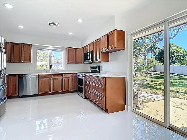 1200 Poitras Dr — Photo 7
