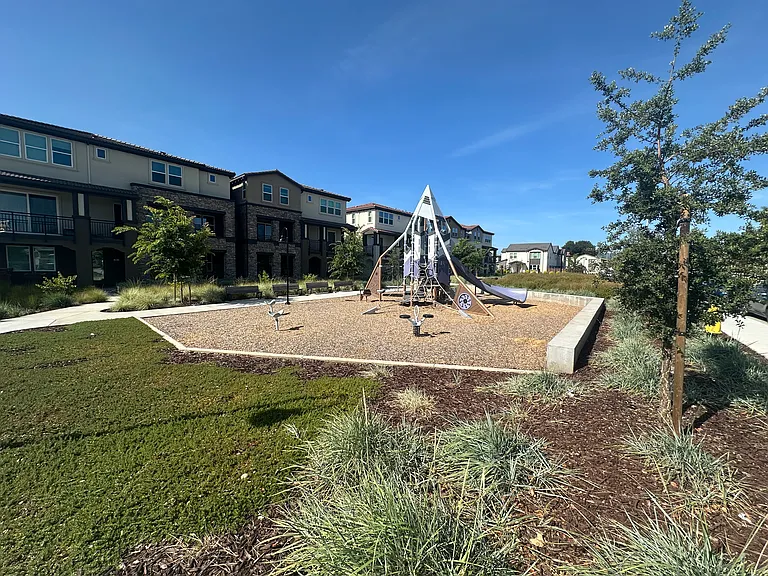 975 Abigail Ln — Photo 16