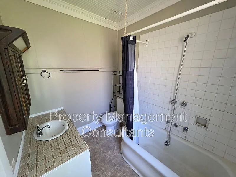 1 bed, 1.0 bath, 850 sqft, $700 — Photo 2