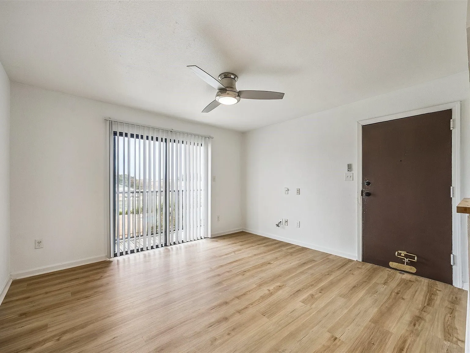 1 bed, 1.0 bath, 677 sqft, $1,000 — Photo 2