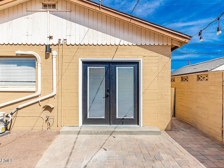 2402 W Weldon Ave — Photo 2