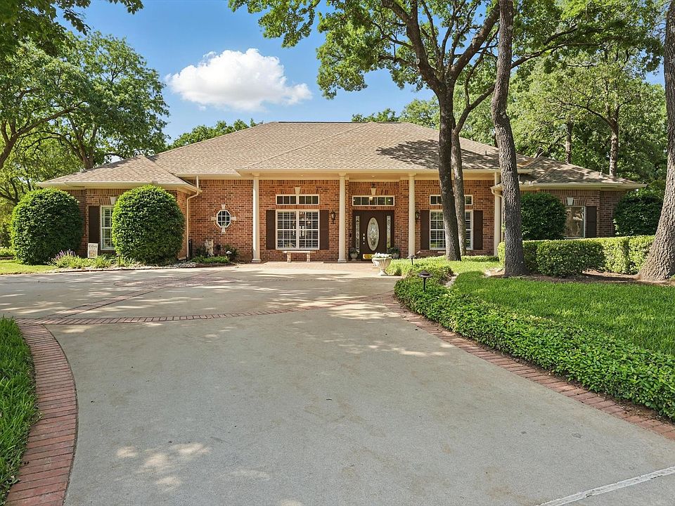 1st image of 208 Sharon Rose Ct