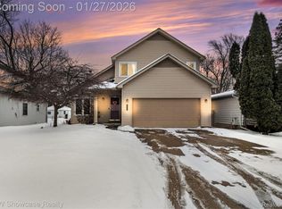 917 Iroquois Ave, Waterford, MI 48327