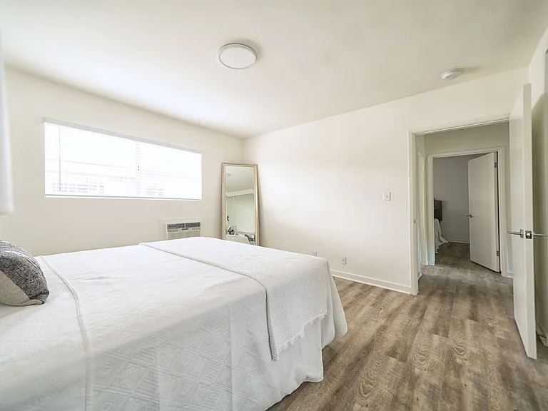 570 N Los Robles Ave — Photo 21