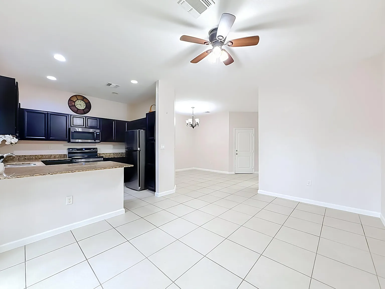 3 bed, 2.5 bath, 1589 sqft, $3,200 — Photo 3