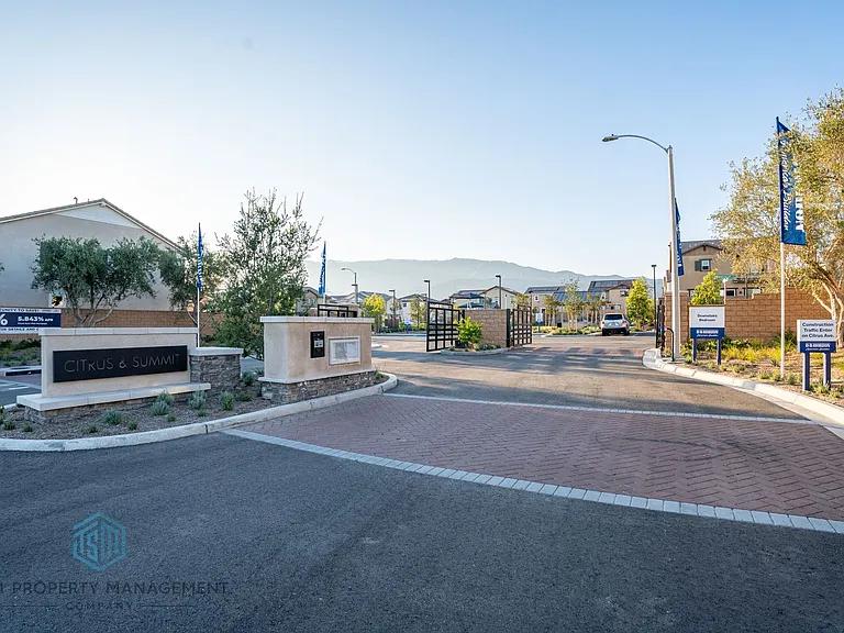 16040 Olivas Ln — Photo 18